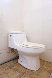 名古屋OYO 91782 Satria Homestay Syariah的一间位于客房内的白色卫生间的浴室