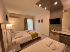 科林瓦里奥Chrispy Waterpark Resort - All inclusive的酒店客房设有两张床和电视。