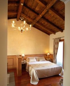 米拉伊斯奥拉迪卡浦拉酒店的一间卧室配有一张大床和一个吊灯。