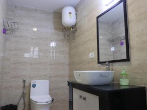 科代卡纳尔Cloud Walk的一间带水槽、镜子和卫生间的浴室