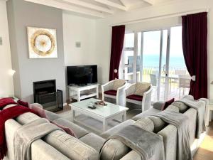 莫塞尔湾Signature Lodge 3 @ Pinnacle Point Golf Estate的客厅配有沙发和桌子