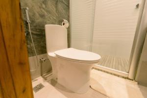 PanaboMadonna Hometel and Suites New Pandan的带淋浴的浴室内的白色卫生间