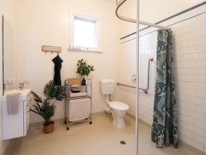 本迪戈本迪戈背包客旅馆的浴室配有卫生间、盥洗盆和淋浴。