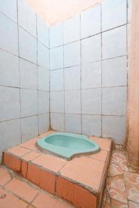万隆SPOT ON 91783 Urban Syariah Residence的一间位于客房角落的带浴缸的浴室