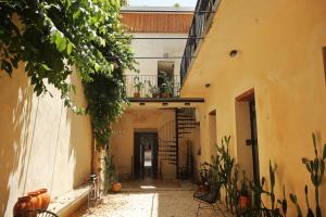 圣多明各FIXIE LOFTS Slow Life Villa的一条小道,在一座种植了植物的建筑里,有楼梯