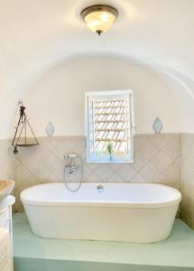 IsolabonaCasa Via Orsini Isolabona Liguria Italy Sleeps 5的带浴缸的浴室和窗户