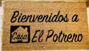 莫卡诺尔Casa El Potrero的带有"bnedict a coldyledahoahoahoaho"的词句的标志