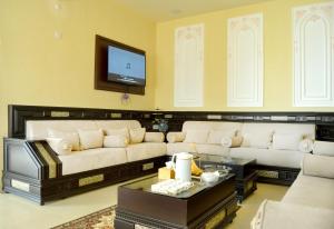 Jabal Al AkhdarJabal Al Akhdar Grand Hotel的带沙发和电视的客厅