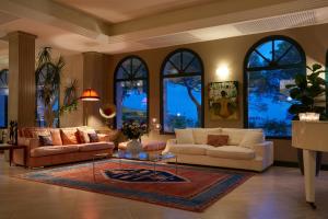 圣费利切德尔贝纳科索尼欧餐厅酒店的客厅配有两张沙发和地毯。