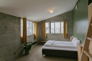 亨宁斯韦尔Trevarefabrikken的一间卧室设有一张床和两个窗户。