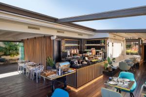 罗马代尔科索酒店的餐厅设有酒吧和桌椅