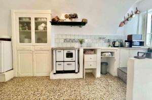 IsolabonaCasa Via Orsini Isolabona Liguria Italy Sleeps 5的厨房配有黑白炉灶