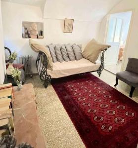 IsolabonaCasa Via Orsini Isolabona Liguria Italy Sleeps 5的带沙发和红色地毯的客厅