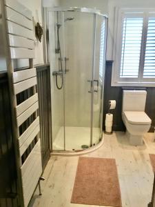 格伦罗西斯Firbank House的带淋浴和卫生间的浴室