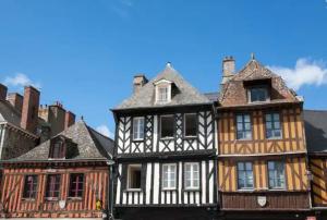 多尔德布列塔尼Studio tout équipé centre ville Dol de Bretagne的蓝色城市中的一座古老建筑