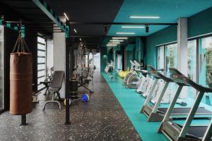 巴塞罗那The Social Hub Barcelona Poblenou的健身房设有有氧器材和跑步机