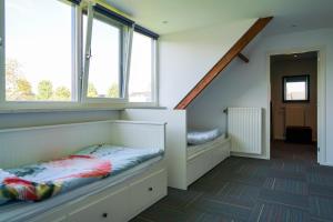 SchijndelPrachtig royaal gastenverblijf的客房设有一张床和两个窗户。