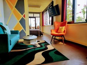罗威那巴厘岛天堂精品度假酒店 的客厅配有沙发、桌子和椅子