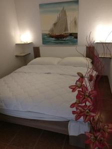 普利拉卡Apartments Topić的一间卧室,配有一张带小船绘画的床