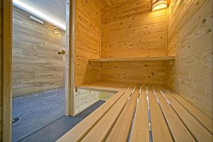 PlaškiVilla Nesa - beautiful guest house at continental Croatia with Outdoor swimming pool, Sauna and 3 Bedrooms的木制桑拿,里面设有木凳