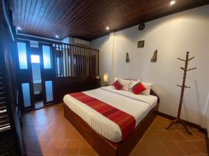 琅勃拉邦旺萨维饭店的卧室配有一张墙壁上的横截床