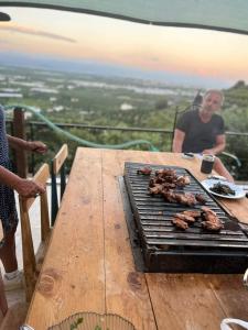 菲尼凯Heredot's house的男人在餐桌上烤肉