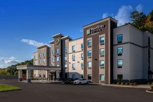 HurricaneMainStay Suites Winfield-Teays Valley的前面有停车场的酒店