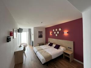 阿瓜尔达Alda Santa Trega的一间卧室设有一张大床和红色的墙壁