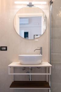 马切拉塔Le Dimore del Centrale的一间带水槽和镜子的浴室