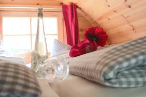 雷根斯堡雷根斯堡AZUR露营度假村的一间卧室,床上有红花