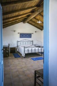 Baressa蒂富索伊尔梦德罗酒店的一间带两张床的卧室,铺有瓷砖地板。