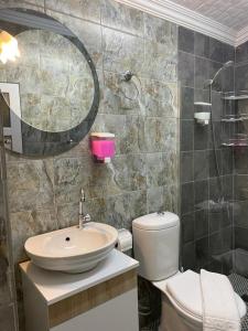 费特希耶garden alis hotel的一间带水槽、卫生间和镜子的浴室