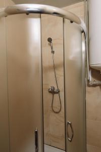 亚布卢尼齐亚Toga cottage的浴室内配有淋浴和头顶淋浴