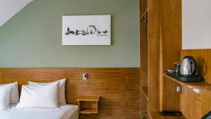 伦敦切尔西宾客别墅酒店的酒店客房设有一张床,墙上挂着一张照片