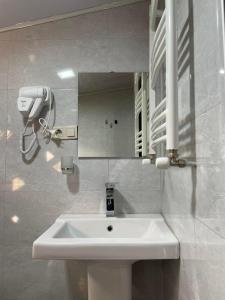 梅斯蒂亚Mestia Views的浴室设有白色水槽和镜子