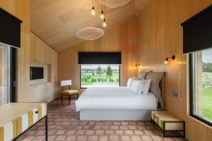 ARCA Resort的一间卧室设有一张大床和一个大窗户