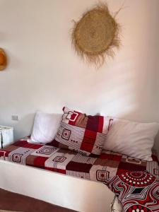 乌罗阿Habibi B&B的床上有毯子和枕头
