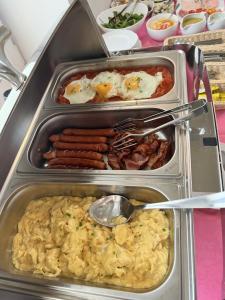 格丁尼亚Apartamenty Efekt 72的包括鸡蛋和香肠的早餐托盘