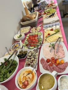 格丁尼亚Apartamenty Efekt 72的填满了各种食物的桌子