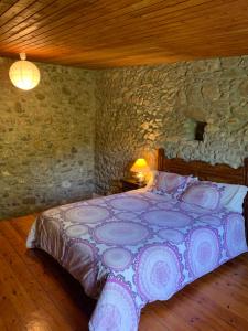 莫奈斯Can Carreras的卧室配有一张石墙床