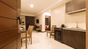 马尼拉RedDoorz Premium @ West Avenue Quezon City的一间厨房和客厅。