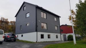 HavøysundNord Hus Service AS, Nr 1的一间黑白房子,有红谷仓