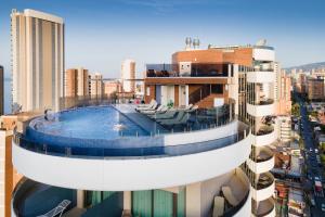贝尼多姆Hotel Gold Arcos 4 Sup - Built in May 2022的一座城市顶部带游泳池的建筑