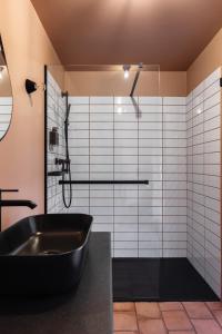 ARCA Resort的一间带黑色浴缸和淋浴的浴室