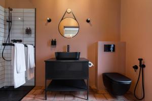 ARCA Resort的浴室设有黑色水槽和镜子
