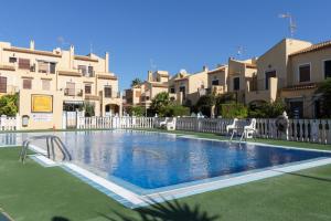 弗拉门卡海滩228 Lovely Home La Zenia - Alicante Holiday的一座大型游泳池,位于部分建筑前