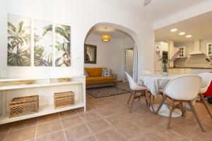 弗拉门卡海滩228 Lovely Home La Zenia - Alicante Holiday的用餐室以及带桌椅的起居室。