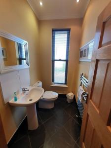 哈利法克斯St Ives的浴室配有白色卫生间和盥洗盆。