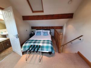 哈利法克斯St Ives的一间卧室配有一张带 ⁇ 子毯子的床
