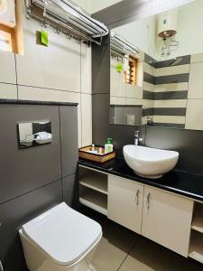 瓦亚纳德Milaano Orchids, Service Villa, Kammana Mananthavady的浴室配有白色卫生间和盥洗盆。